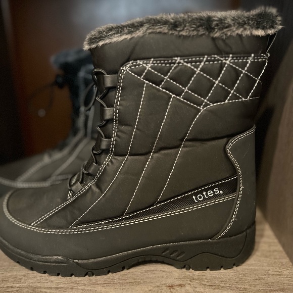 TOTES LOW CALF WATERPROOF BLACK SNOW BOOTS SIZE 7M FAUX FUR TRIM - Picture 1 of 6